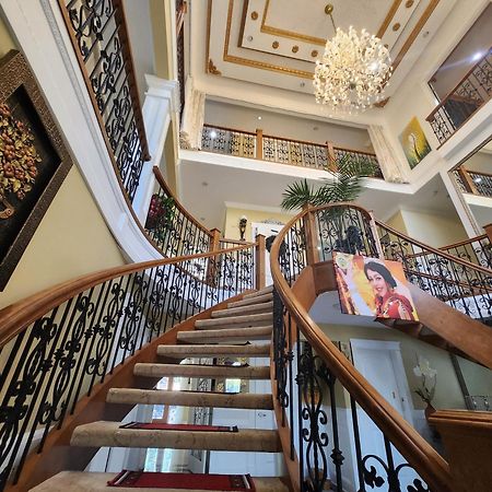Empress Madani Palace Hotel Surrey Extérieur photo