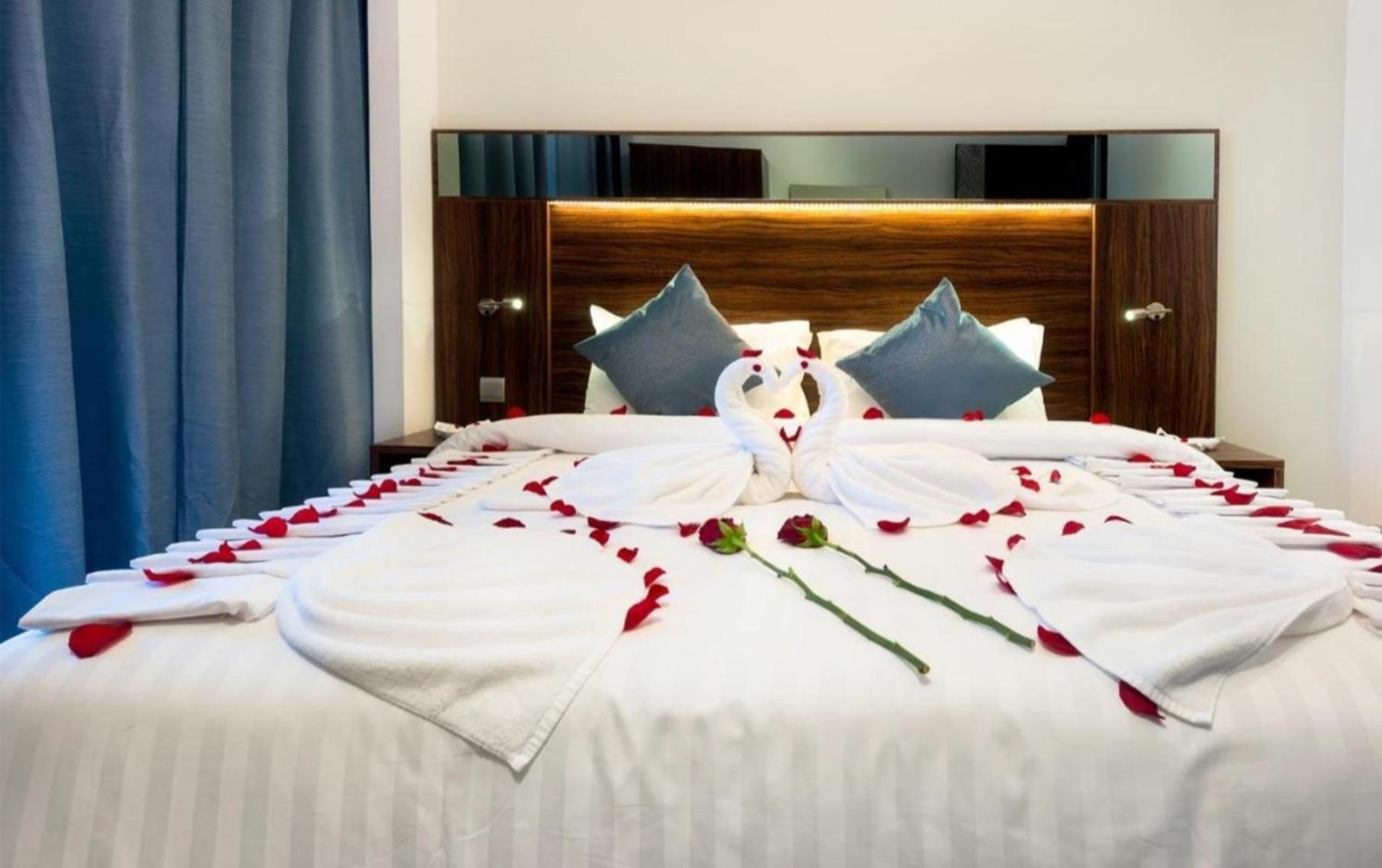 Empress Madani Palace Hotel Surrey Extérieur photo