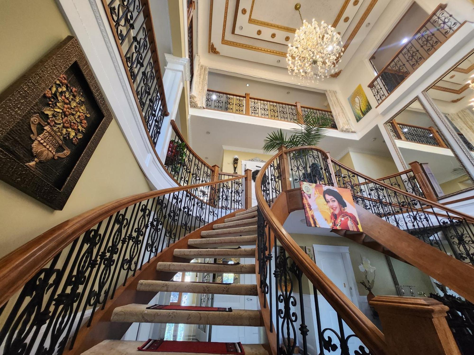 Empress Madani Palace Hotel Surrey Extérieur photo